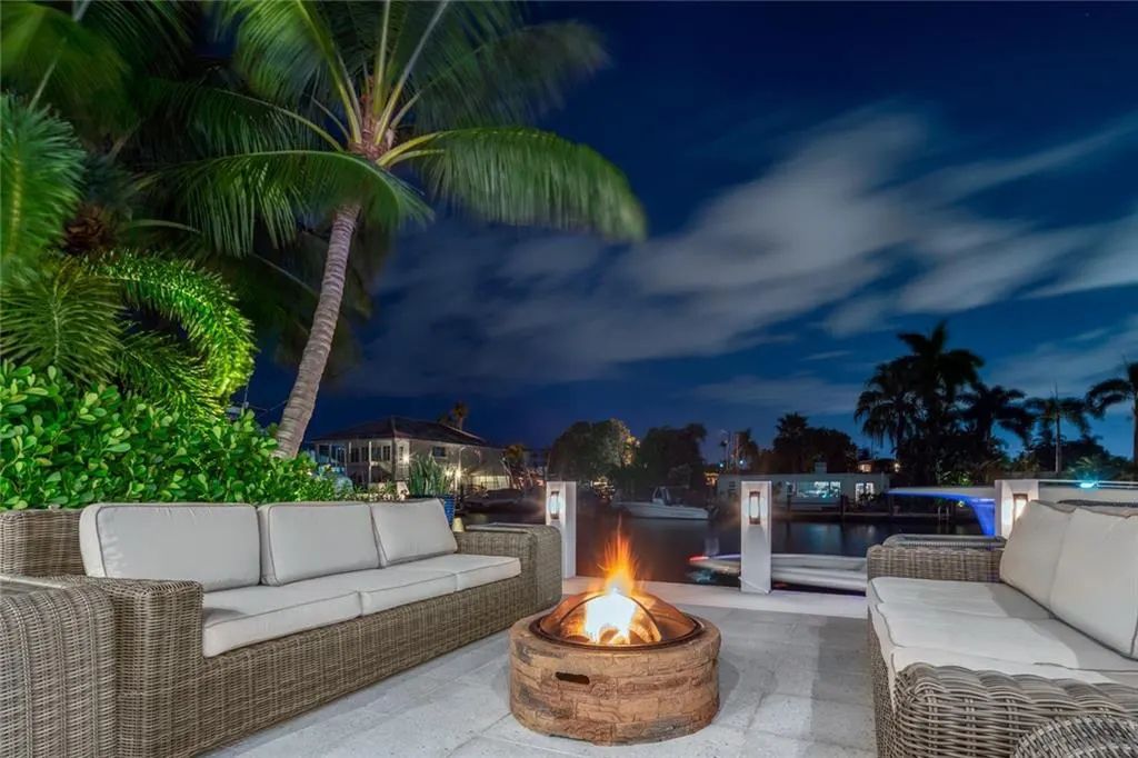 1612 SE 11th St, Fort Lauderdale, Florida is a transitional modern home boasts an amazing open floor plan with the finest finishes, an exceptional outdoor area with a summer kitchen, pebble tech pool, covered patio and more.