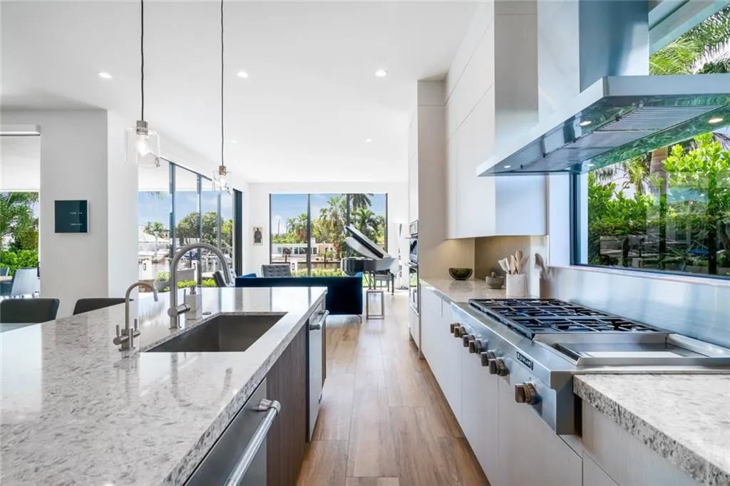 1612 SE 11th St, Fort Lauderdale, Florida is a transitional modern home boasts an amazing open floor plan with the finest finishes, an exceptional outdoor area with a summer kitchen, pebble tech pool, covered patio and more.