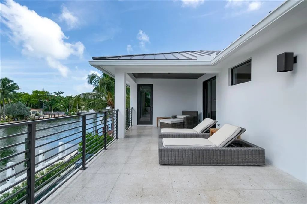 1612 SE 11th St, Fort Lauderdale, Florida is a transitional modern home boasts an amazing open floor plan with the finest finishes, an exceptional outdoor area with a summer kitchen, pebble tech pool, covered patio and more.