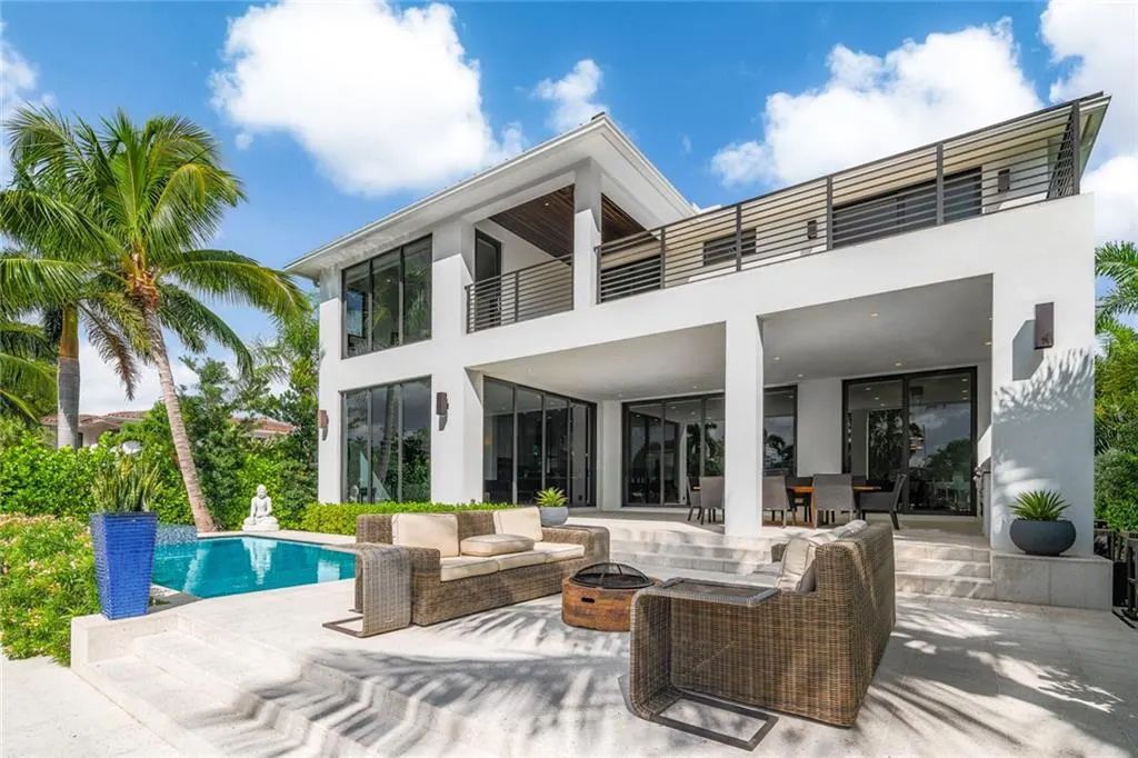 1612 SE 11th St, Fort Lauderdale, Florida is a transitional modern home boasts an amazing open floor plan with the finest finishes, an exceptional outdoor area with a summer kitchen, pebble tech pool, covered patio and more.