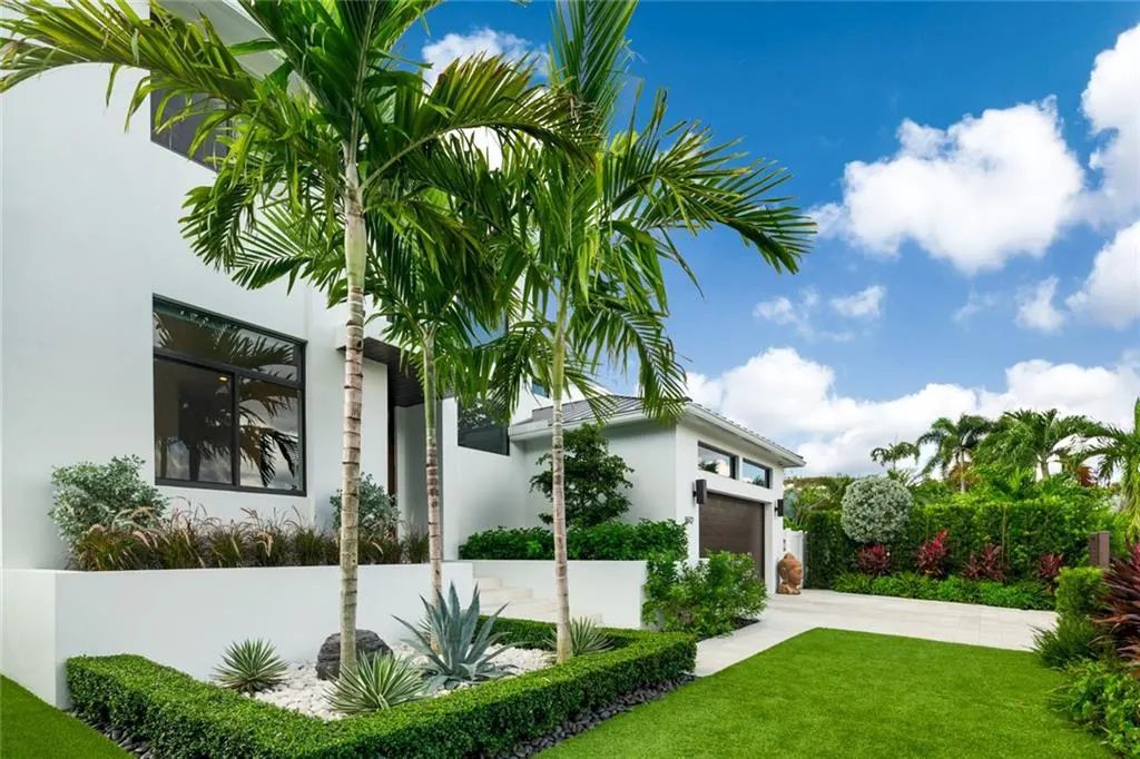 1612 SE 11th St, Fort Lauderdale, Florida is a transitional modern home boasts an amazing open floor plan with the finest finishes, an exceptional outdoor area with a summer kitchen, pebble tech pool, covered patio and more.
