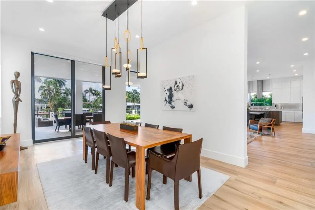 1612 SE 11th St, Fort Lauderdale, Florida is a transitional modern home boasts an amazing open floor plan with the finest finishes, an exceptional outdoor area with a summer kitchen, pebble tech pool, covered patio and more.