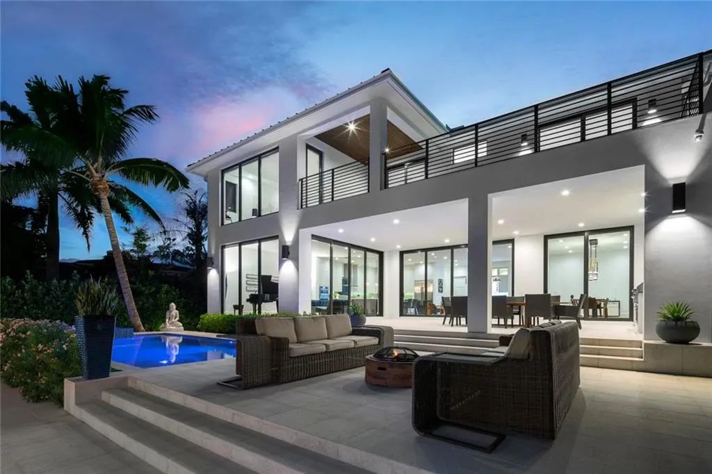 1612 SE 11th St, Fort Lauderdale, Florida is a transitional modern home boasts an amazing open floor plan with the finest finishes, an exceptional outdoor area with a summer kitchen, pebble tech pool, covered patio and more.