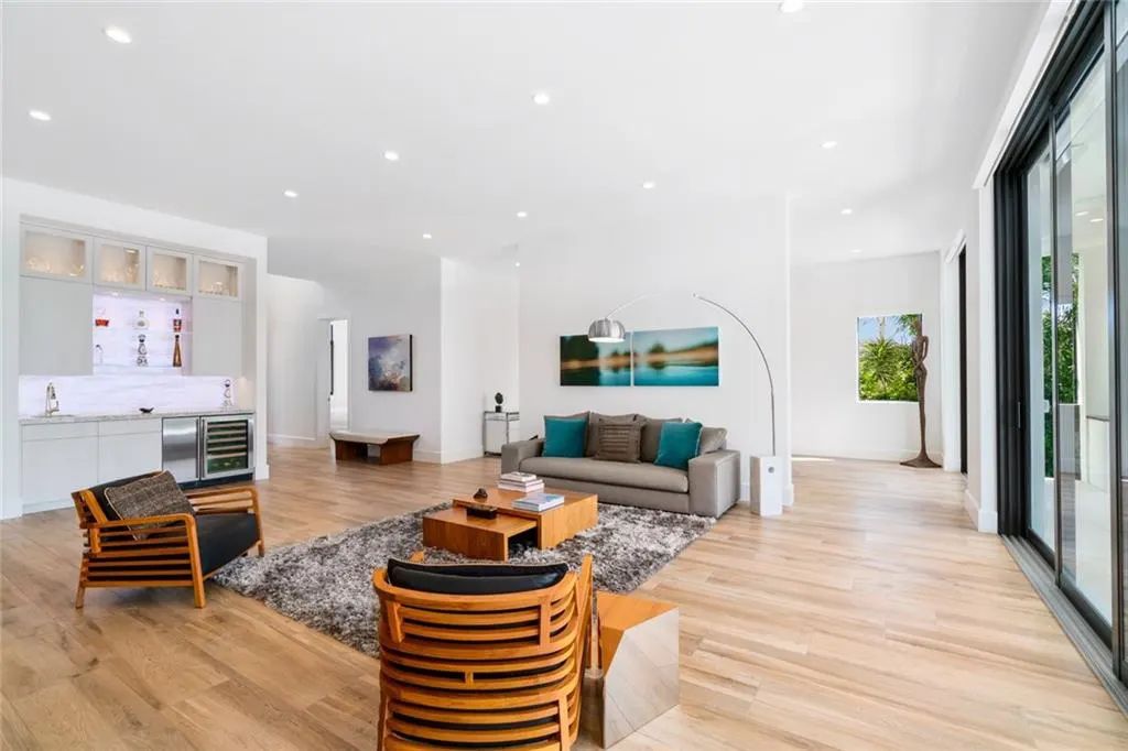 1612 SE 11th St, Fort Lauderdale, Florida is a transitional modern home boasts an amazing open floor plan with the finest finishes, an exceptional outdoor area with a summer kitchen, pebble tech pool, covered patio and more.