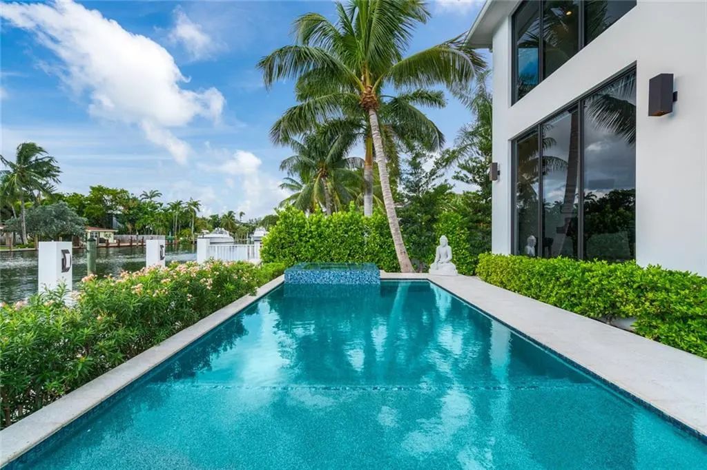 1612 SE 11th St, Fort Lauderdale, Florida is a transitional modern home boasts an amazing open floor plan with the finest finishes, an exceptional outdoor area with a summer kitchen, pebble tech pool, covered patio and more.