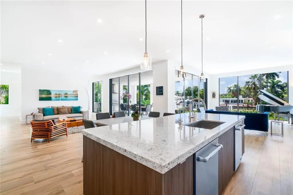 1612 SE 11th St, Fort Lauderdale, Florida is a transitional modern home boasts an amazing open floor plan with the finest finishes, an exceptional outdoor area with a summer kitchen, pebble tech pool, covered patio and more.