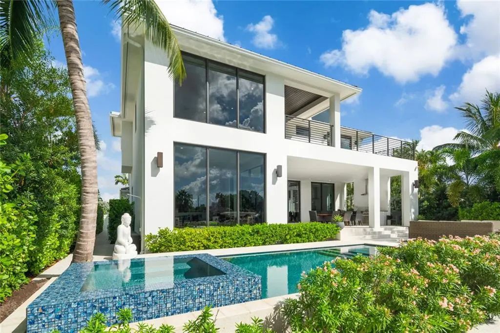 1612 SE 11th St, Fort Lauderdale, Florida is a transitional modern home boasts an amazing open floor plan with the finest finishes, an exceptional outdoor area with a summer kitchen, pebble tech pool, covered patio and more.