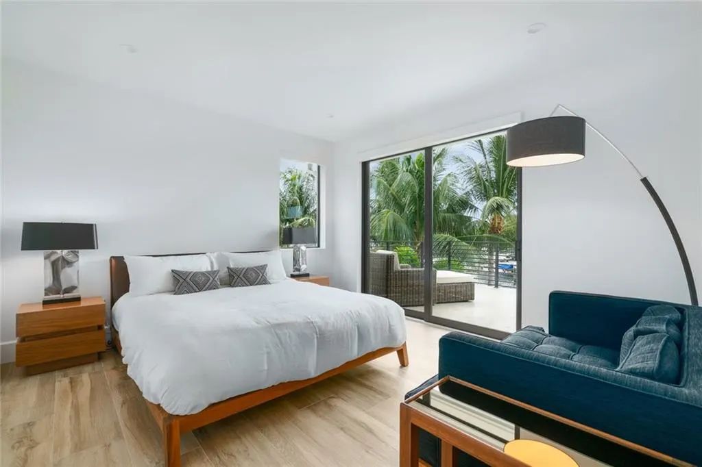1612 SE 11th St, Fort Lauderdale, Florida is a transitional modern home boasts an amazing open floor plan with the finest finishes, an exceptional outdoor area with a summer kitchen, pebble tech pool, covered patio and more.