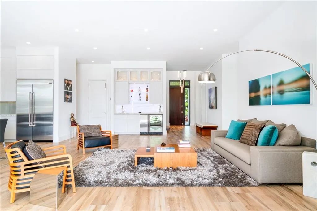 1612 SE 11th St, Fort Lauderdale, Florida is a transitional modern home boasts an amazing open floor plan with the finest finishes, an exceptional outdoor area with a summer kitchen, pebble tech pool, covered patio and more.
