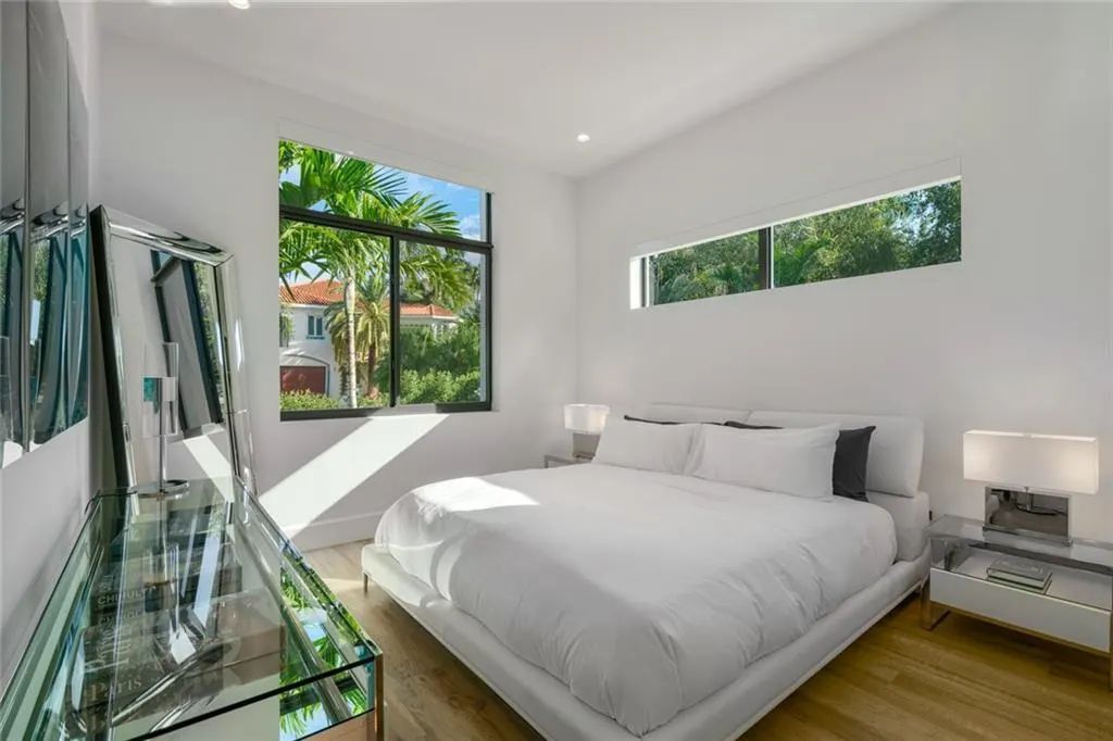 1612 SE 11th St, Fort Lauderdale, Florida is a transitional modern home boasts an amazing open floor plan with the finest finishes, an exceptional outdoor area with a summer kitchen, pebble tech pool, covered patio and more.