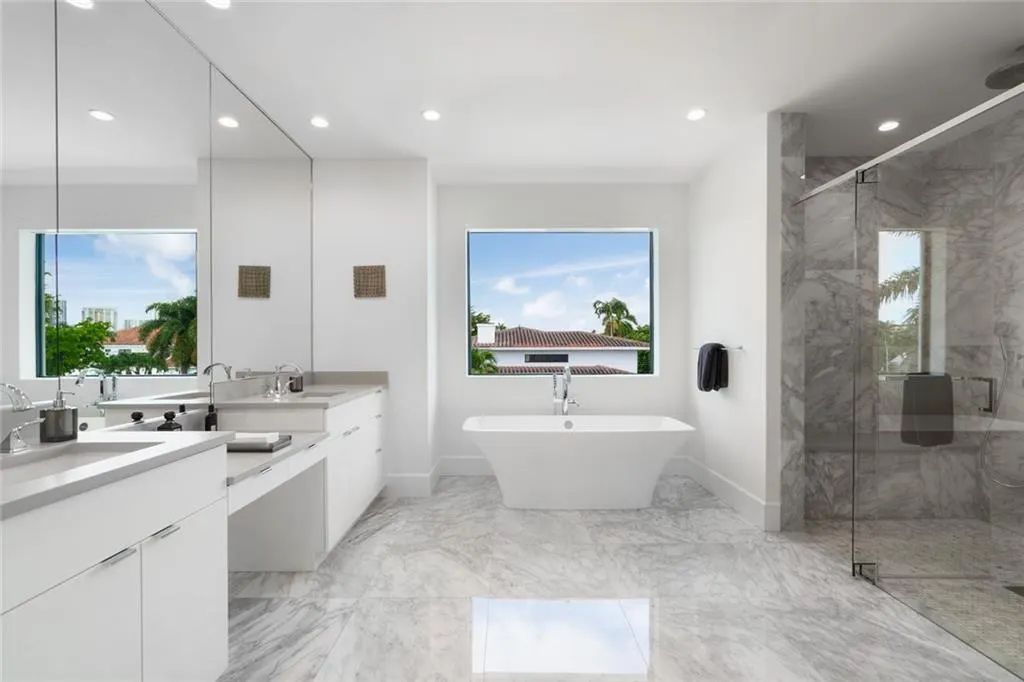 1612 SE 11th St, Fort Lauderdale, Florida is a transitional modern home boasts an amazing open floor plan with the finest finishes, an exceptional outdoor area with a summer kitchen, pebble tech pool, covered patio and more.