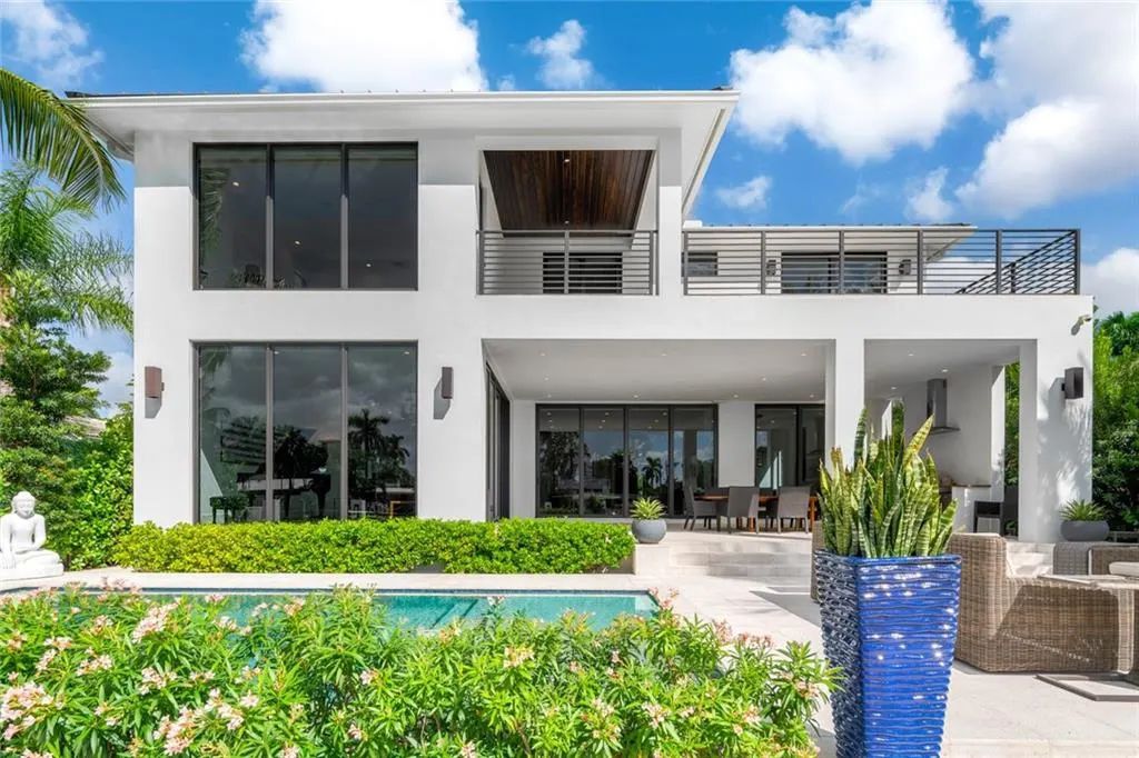 1612 SE 11th St, Fort Lauderdale, Florida is a transitional modern home boasts an amazing open floor plan with the finest finishes, an exceptional outdoor area with a summer kitchen, pebble tech pool, covered patio and more.