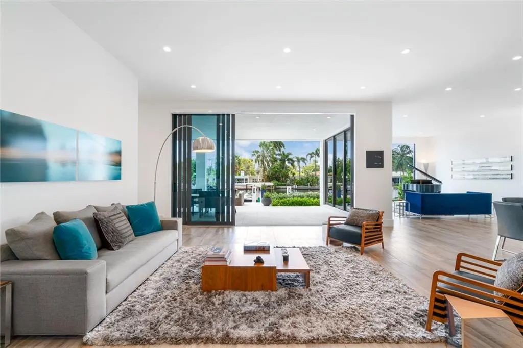 1612 SE 11th St, Fort Lauderdale, Florida is a transitional modern home boasts an amazing open floor plan with the finest finishes, an exceptional outdoor area with a summer kitchen, pebble tech pool, covered patio and more.
