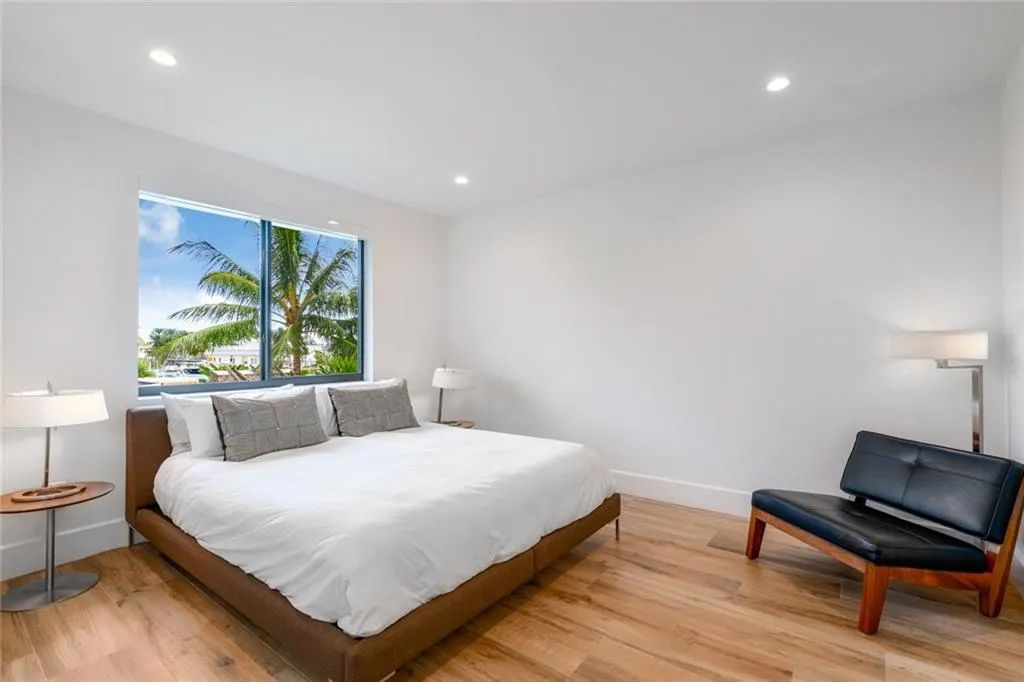 1612 SE 11th St, Fort Lauderdale, Florida is a transitional modern home boasts an amazing open floor plan with the finest finishes, an exceptional outdoor area with a summer kitchen, pebble tech pool, covered patio and more.