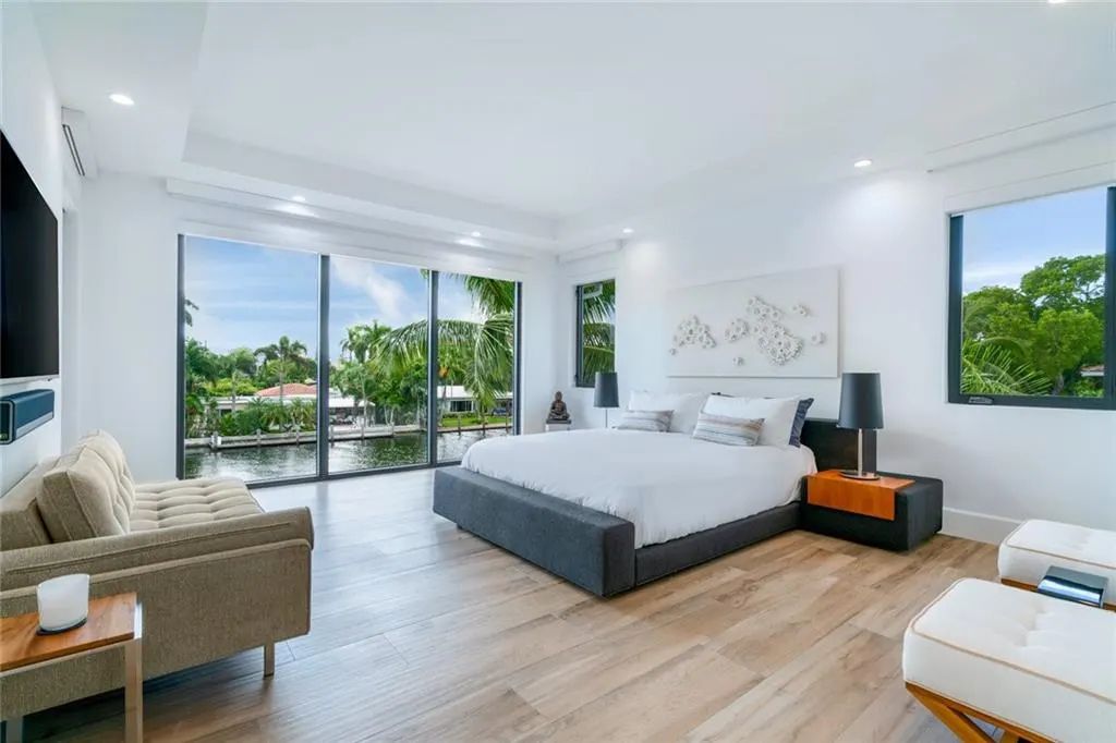 1612 SE 11th St, Fort Lauderdale, Florida is a transitional modern home boasts an amazing open floor plan with the finest finishes, an exceptional outdoor area with a summer kitchen, pebble tech pool, covered patio and more.