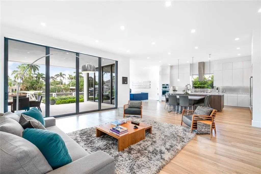 1612 SE 11th St, Fort Lauderdale, Florida is a transitional modern home boasts an amazing open floor plan with the finest finishes, an exceptional outdoor area with a summer kitchen, pebble tech pool, covered patio and more.