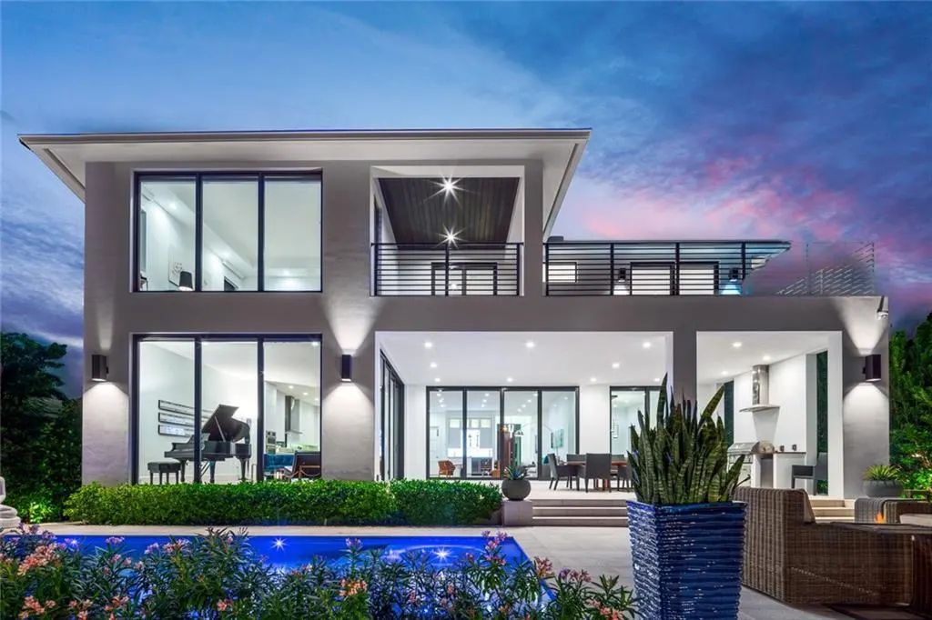 1612 SE 11th St, Fort Lauderdale, Florida is a transitional modern home boasts an amazing open floor plan with the finest finishes, an exceptional outdoor area with a summer kitchen, pebble tech pool, covered patio and more.