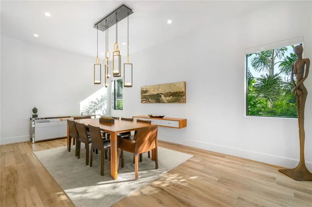 1612 SE 11th St, Fort Lauderdale, Florida is a transitional modern home boasts an amazing open floor plan with the finest finishes, an exceptional outdoor area with a summer kitchen, pebble tech pool, covered patio and more.