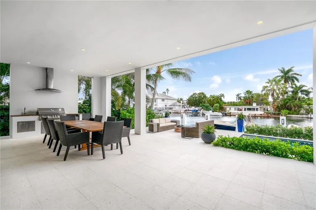 1612 SE 11th St, Fort Lauderdale, Florida is a transitional modern home boasts an amazing open floor plan with the finest finishes, an exceptional outdoor area with a summer kitchen, pebble tech pool, covered patio and more.