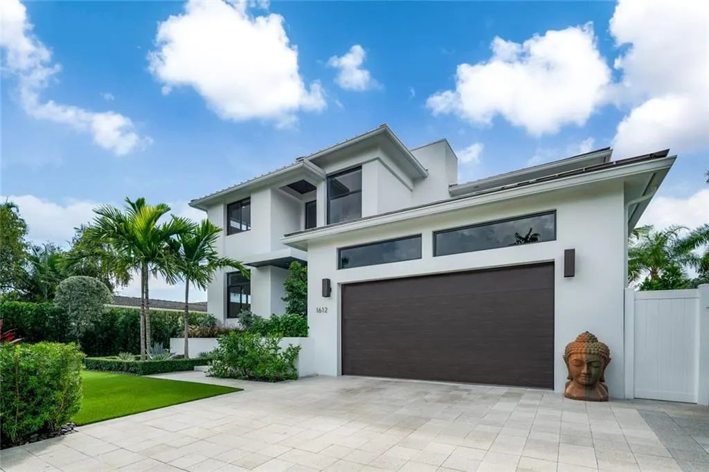 1612 SE 11th St, Fort Lauderdale, Florida is a transitional modern home boasts an amazing open floor plan with the finest finishes, an exceptional outdoor area with a summer kitchen, pebble tech pool, covered patio and more.