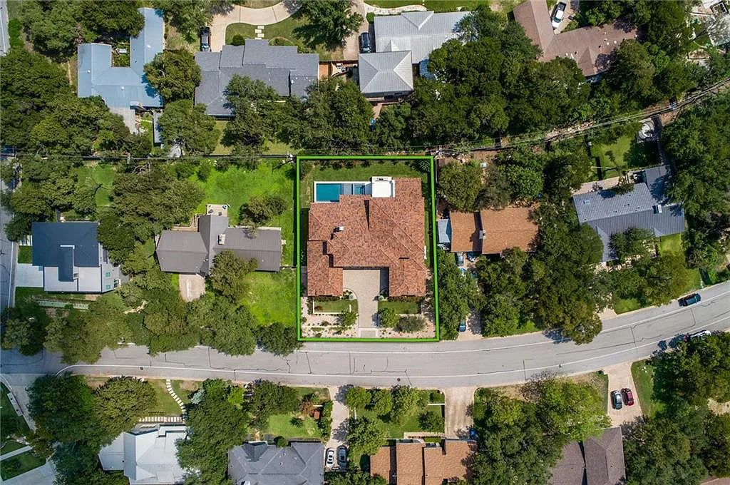 The Home in Austin, an immaculate modern estate nestled in the peaceful and tree-filled neighborhood of Rollingwood features resort-style backyard with a pool and spa, a covered outdoor kitchen is now available for sale. This home located at 4713 Timberline Dr, Austin, Texas