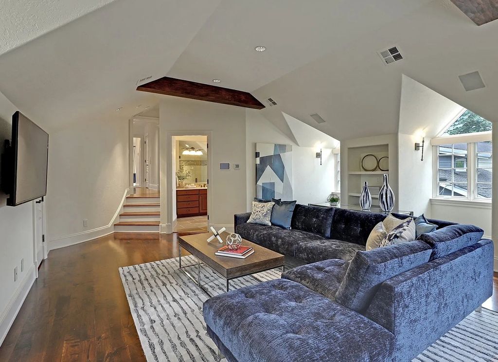 The House in Lake Oswego is ready for entertaining w/stunning kitchen, great room, & formal dining, now available for sale. This home located at 3232 Lakeview Blvd, Lake Oswego, Oregon
