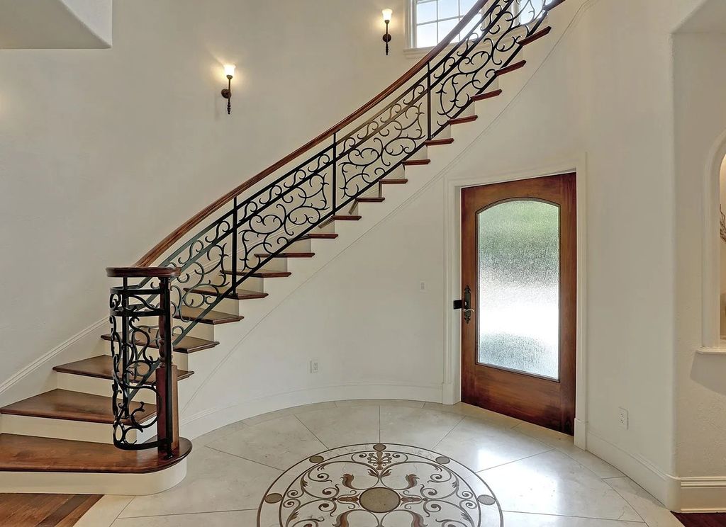 The House in Lake Oswego is ready for entertaining w/stunning kitchen, great room, & formal dining, now available for sale. This home located at 3232 Lakeview Blvd, Lake Oswego, Oregon