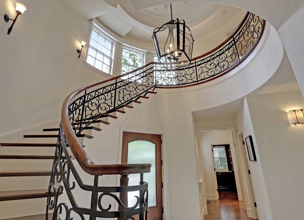 The House in Lake Oswego is ready for entertaining w/stunning kitchen, great room, & formal dining, now available for sale. This home located at 3232 Lakeview Blvd, Lake Oswego, Oregon