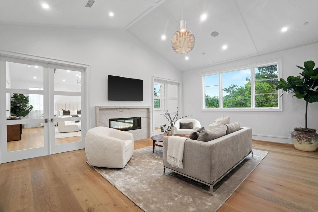 430 S Bundy Drive, Los Angeles, California is a masterpiece of both design and function on a rare half-acre lot blending sophisticated East Coast style and modern California flair.