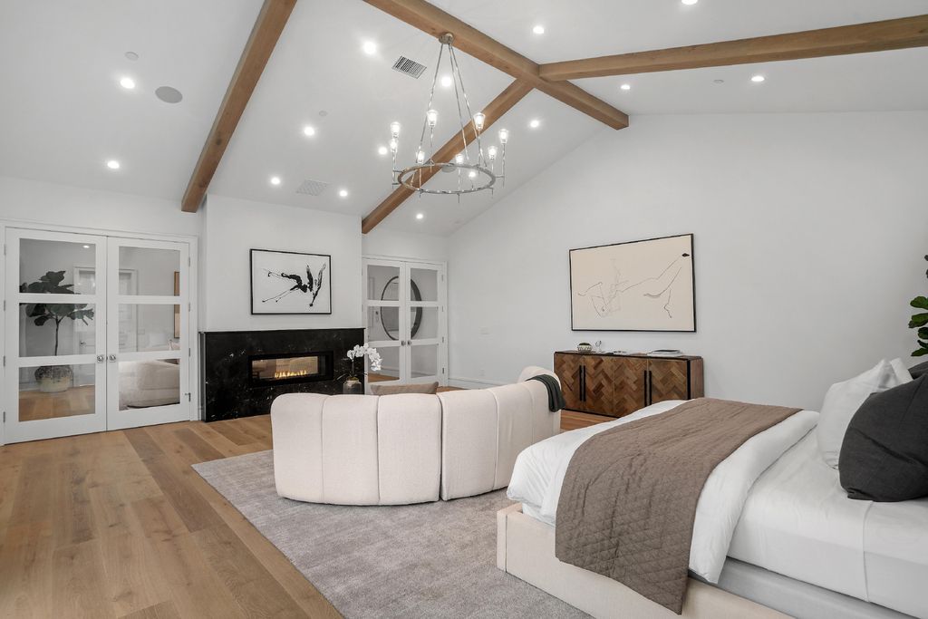 430 S Bundy Drive, Los Angeles, California is a masterpiece of both design and function on a rare half-acre lot blending sophisticated East Coast style and modern California flair.