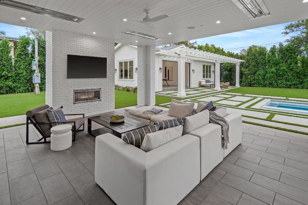 430 S Bundy Drive, Los Angeles, California is a masterpiece of both design and function on a rare half-acre lot blending sophisticated East Coast style and modern California flair.