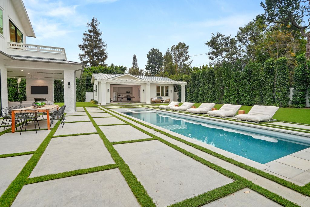 430 S Bundy Drive, Los Angeles, California is a masterpiece of both design and function on a rare half-acre lot blending sophisticated East Coast style and modern California flair.