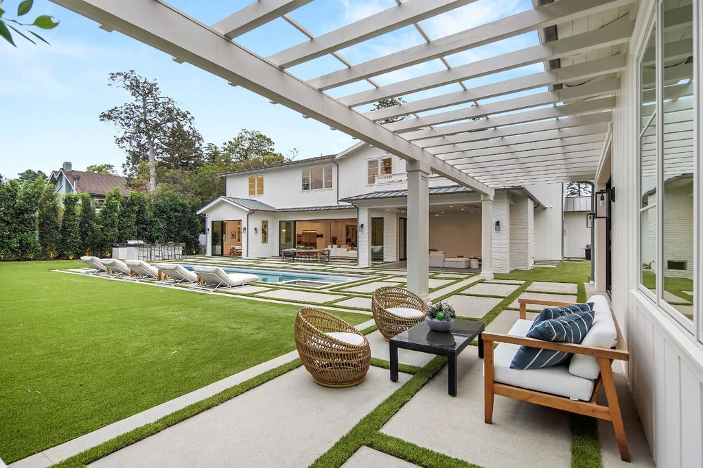 430 S Bundy Drive, Los Angeles, California is a masterpiece of both design and function on a rare half-acre lot blending sophisticated East Coast style and modern California flair.
