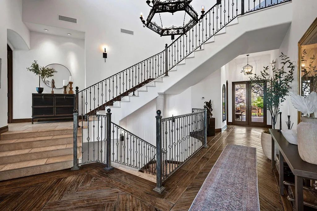 71375 Cholla Way, Palm Desert, California is a one of a kind property in the South Palm Desert neighborhood of Cahuilla Hills offers dramatic panoramic views of the mountains, golf courses and down valley that are stunning day and night. 
