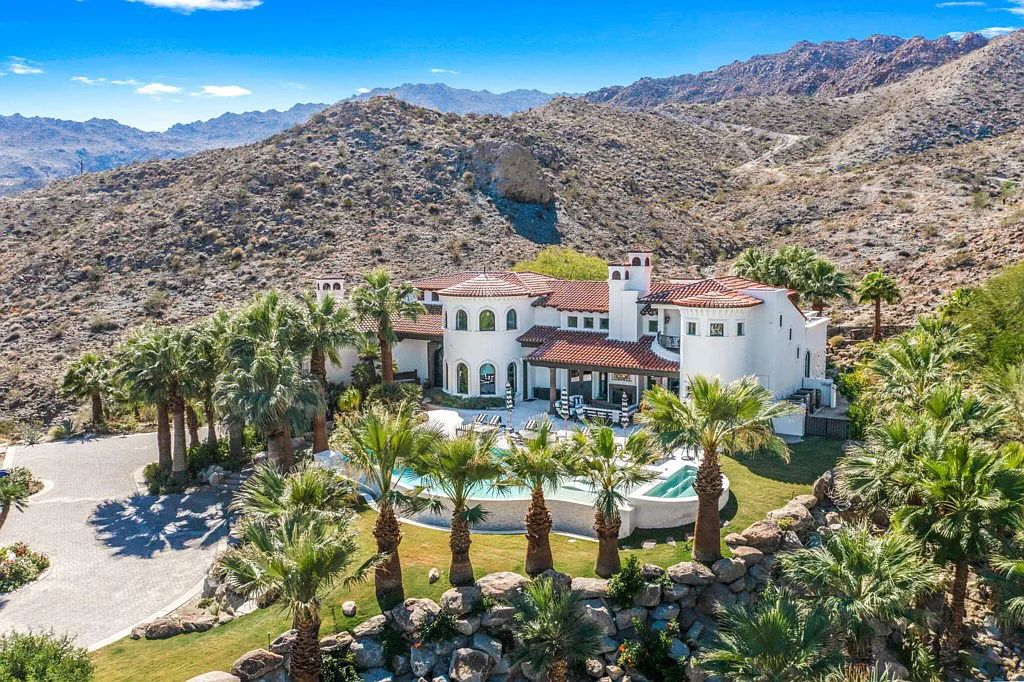 71375 Cholla Way, Palm Desert, California is a one of a kind property in the South Palm Desert neighborhood of Cahuilla Hills offers dramatic panoramic views of the mountains, golf courses and down valley that are stunning day and night. 