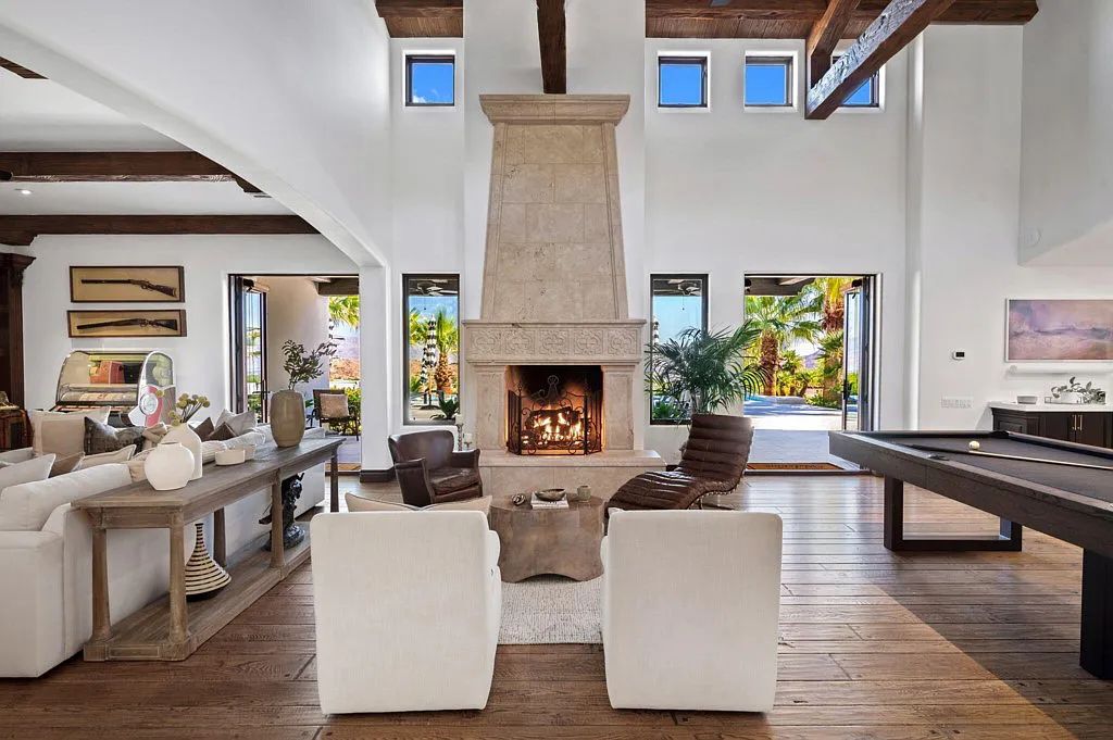 71375 Cholla Way, Palm Desert, California is a one of a kind property in the South Palm Desert neighborhood of Cahuilla Hills offers dramatic panoramic views of the mountains, golf courses and down valley that are stunning day and night. 