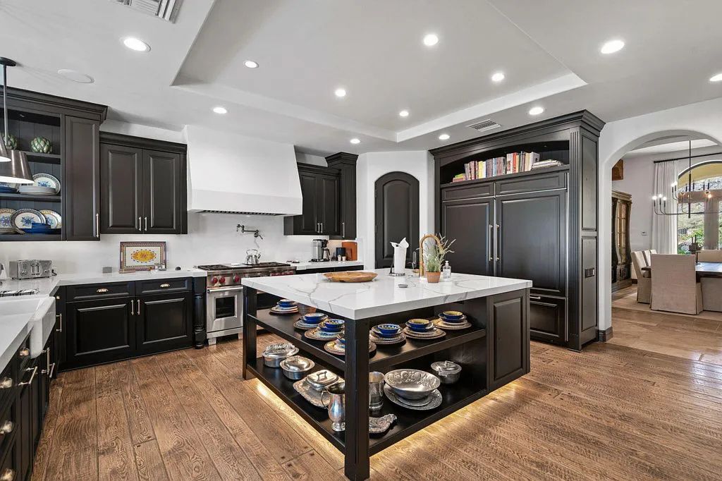 71375 Cholla Way, Palm Desert, California is a one of a kind property in the South Palm Desert neighborhood of Cahuilla Hills offers dramatic panoramic views of the mountains, golf courses and down valley that are stunning day and night. 