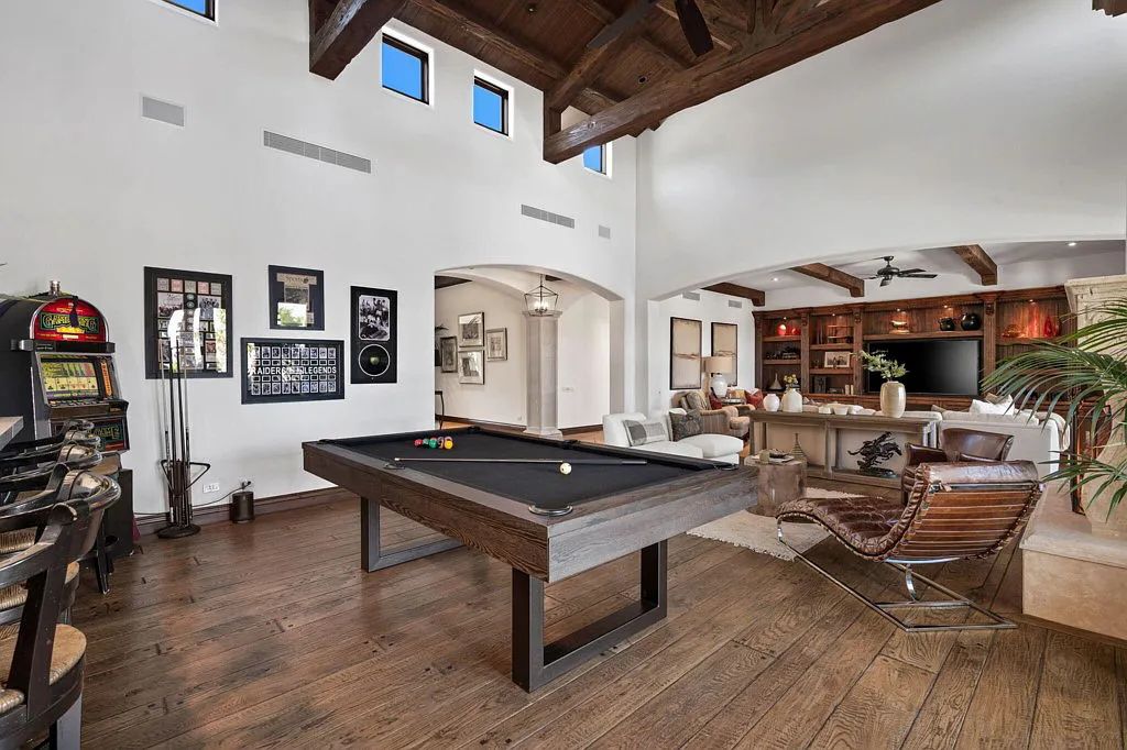 71375 Cholla Way, Palm Desert, California is a one of a kind property in the South Palm Desert neighborhood of Cahuilla Hills offers dramatic panoramic views of the mountains, golf courses and down valley that are stunning day and night. 