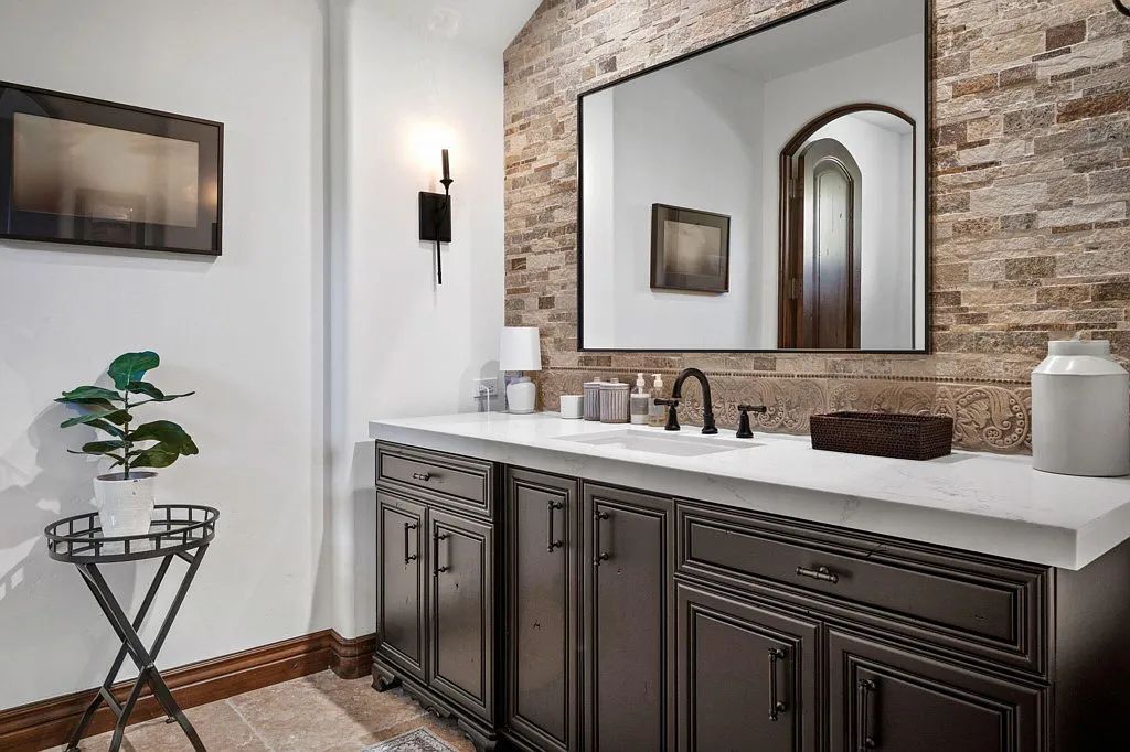 71375 Cholla Way, Palm Desert, California is a one of a kind property in the South Palm Desert neighborhood of Cahuilla Hills offers dramatic panoramic views of the mountains, golf courses and down valley that are stunning day and night. 