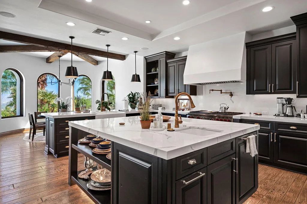 71375 Cholla Way, Palm Desert, California is a one of a kind property in the South Palm Desert neighborhood of Cahuilla Hills offers dramatic panoramic views of the mountains, golf courses and down valley that are stunning day and night. 