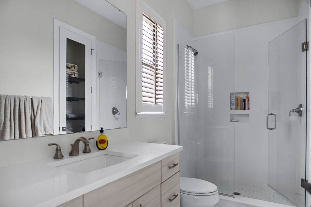 4066 Isabella Circle, Windermere, Florida is a spectacular home with beautiful porcelain floors, high-end appliances, accent wall, expensive light features, and an amazing backyard and gorgeous views.