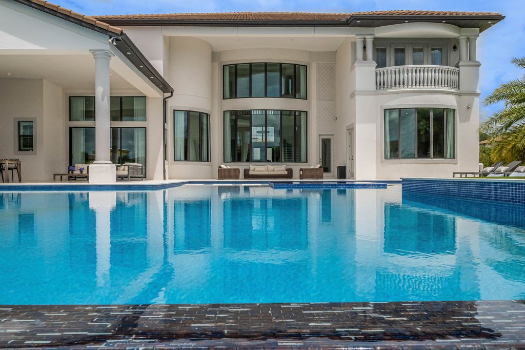 4066 Isabella Circle, Windermere, Florida is a spectacular home with beautiful porcelain floors, high-end appliances, accent wall, expensive light features, and an amazing backyard and gorgeous views.