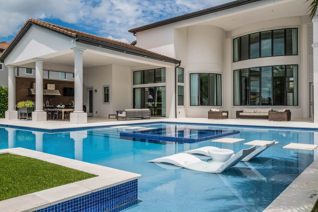 4066 Isabella Circle, Windermere, Florida is a spectacular home with beautiful porcelain floors, high-end appliances, accent wall, expensive light features, and an amazing backyard and gorgeous views.