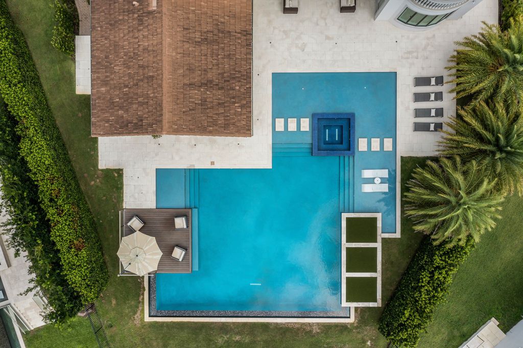 4066 Isabella Circle, Windermere, Florida is a spectacular home with beautiful porcelain floors, high-end appliances, accent wall, expensive light features, and an amazing backyard and gorgeous views.