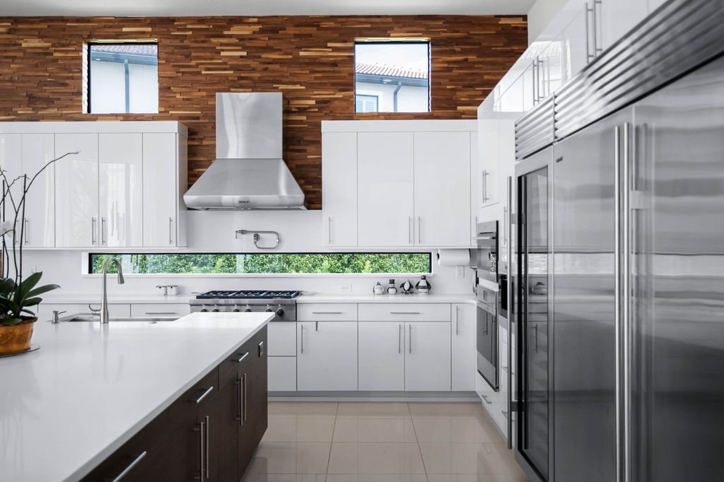 4066 Isabella Circle, Windermere, Florida is a spectacular home with beautiful porcelain floors, high-end appliances, accent wall, expensive light features, and an amazing backyard and gorgeous views.