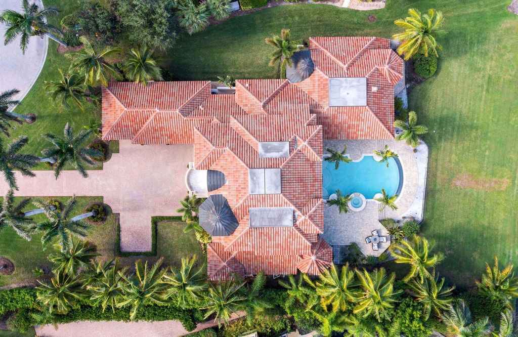 2539 Escada Court, Naples, Florida is a custom-built estate just minutes to world class beaches, shopping and fine dining with picturesque pool and lake views from just about every room.
