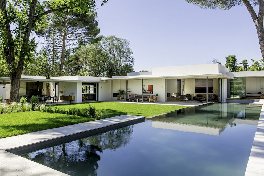 House AS, an Elegant House With Outdoor Living Connection by Ábaton