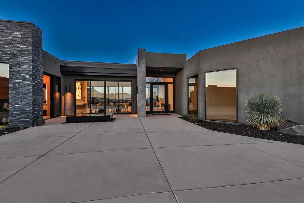 2399 N Kiva Trail, Saint George, Utah is a truly one of a kind contemporary estate sits 28 feet above the street below, boasts 360 degree views, including a picture perfect framing of Snow Canyon, Red Mountain, Pine Valley Mountain, Movie Rock, and the Kachina Cliffs.