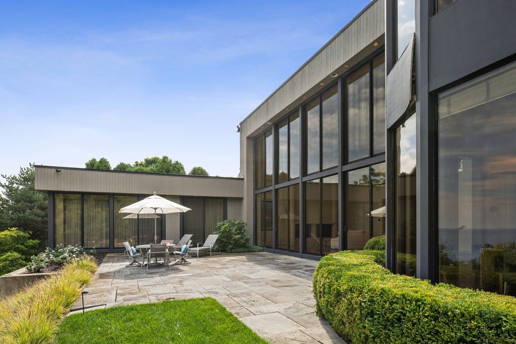 The Home in Glencoe is a luxurious home with great vistas of the lake make for a relax living experience, now available for sale. This home located at 325 Shoreline Ct, Glencoe, Illinois