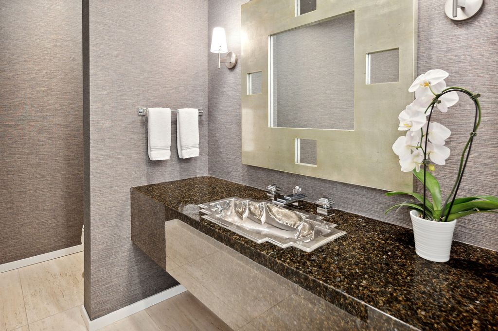 The Home in Glencoe is a luxurious home with great vistas of the lake make for a relax living experience, now available for sale. This home located at 325 Shoreline Ct, Glencoe, Illinois